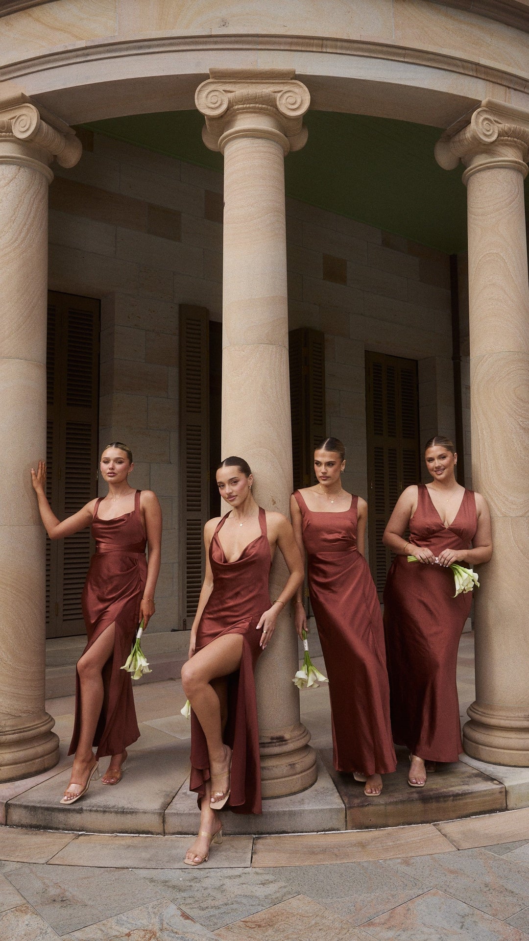 Hochzeitsgastkleid in Braun, elegantes Maxikleid mit eckigem Ausschnitt für Damen.