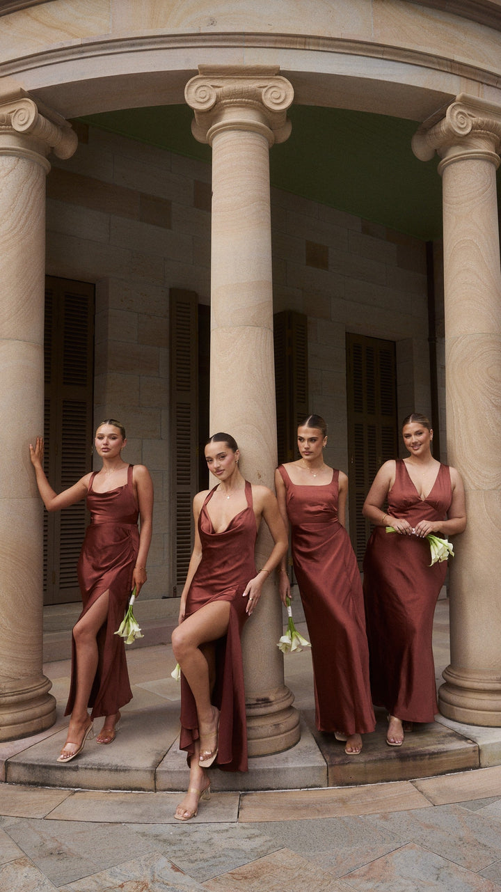 Hochzeitsgastkleid in Braun, elegantes Maxikleid mit eckigem Ausschnitt für Damen.