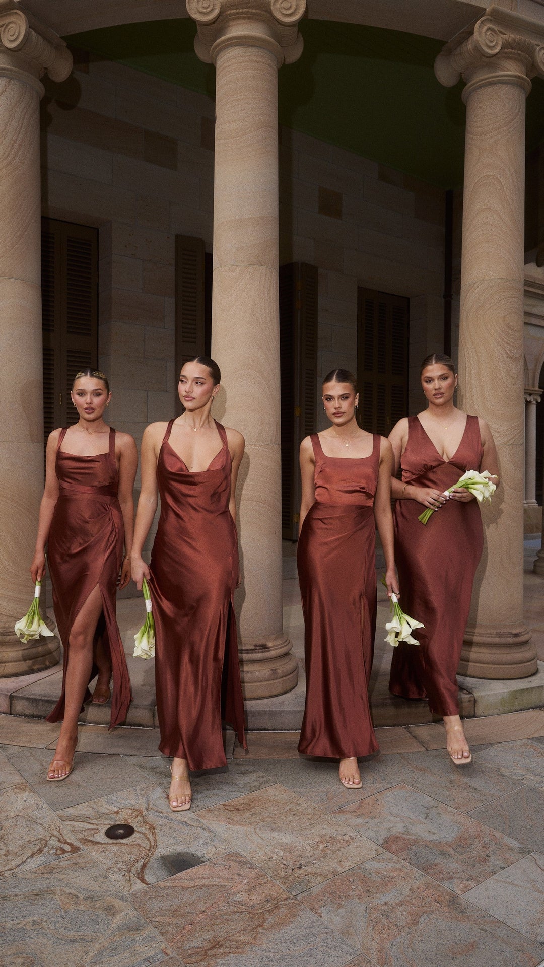 Elegantes, langes Damenkleid in Braun, ideal als Hochzeitsgastkleid oder für Bälle.