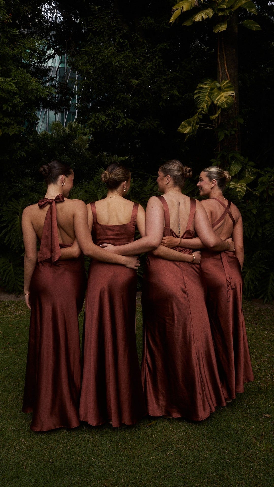 Maxikleid braun, Damen-Design mit elegantem eckigem Ausschnitt, ideal für Abendevents.