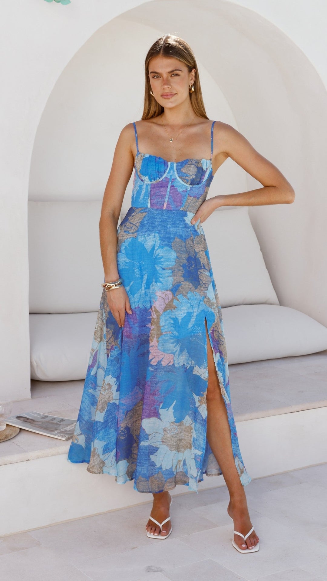 Elegantes blaues Blumen Maxikleid, Damen, quadratischer Ausschnitt, festlich für Hochzeiten.