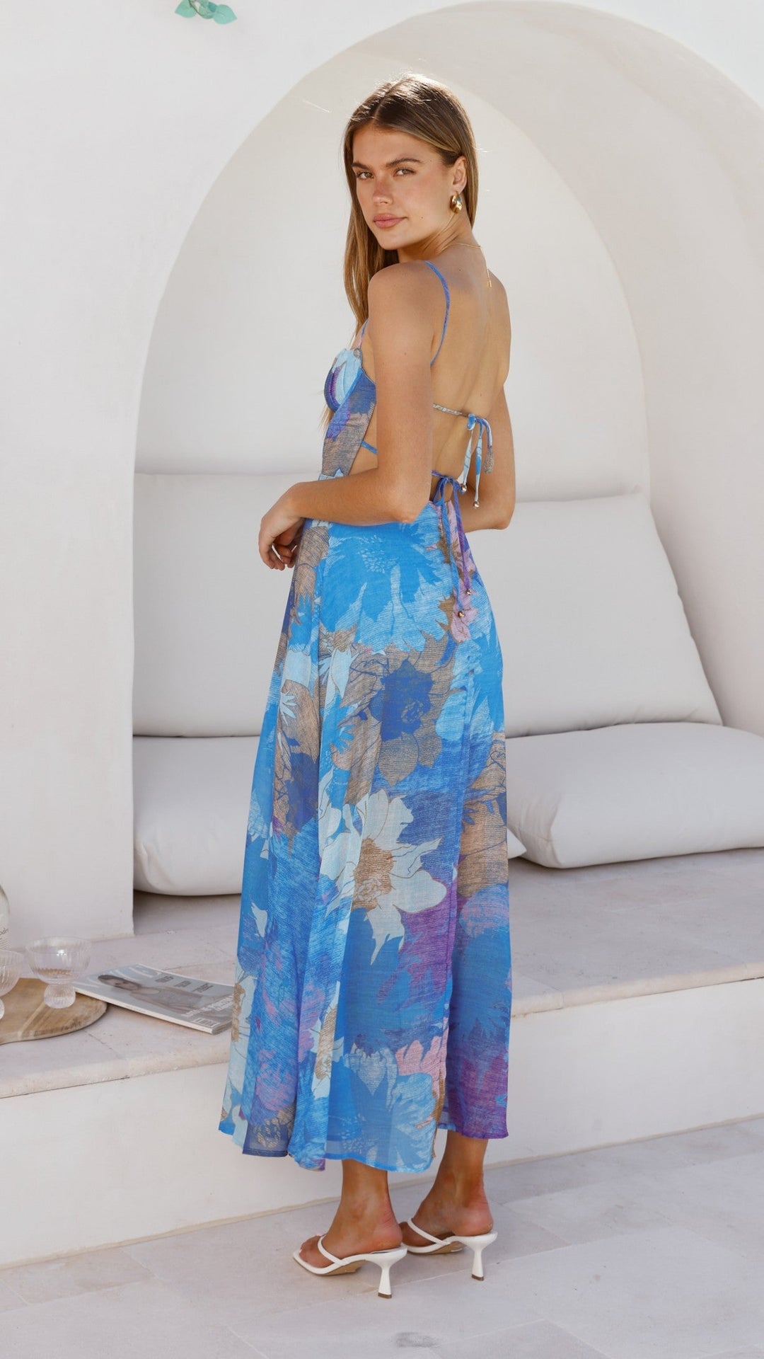 Elegantes blaues Abendkleid, Blumenprint, Maxikleid, quadratischer Ausschnitt, ideal für besondere Anlässe.