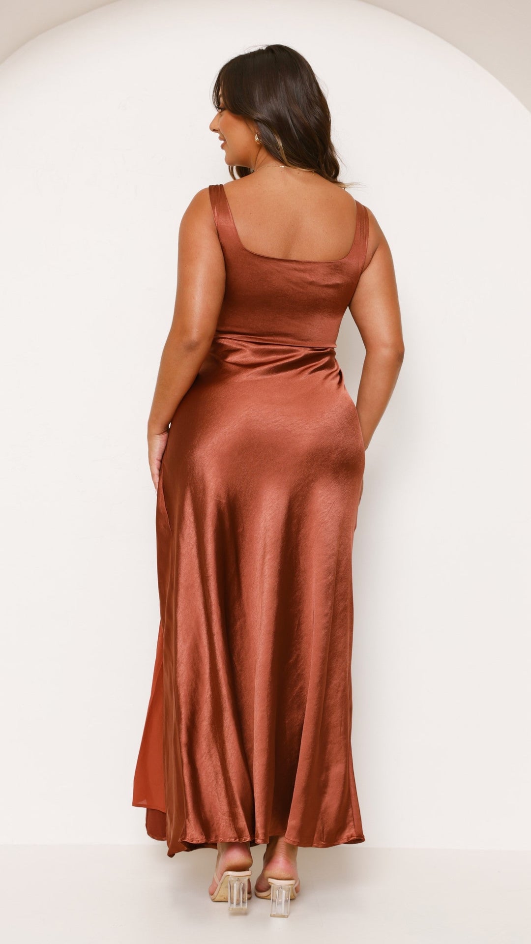 Stilvolles braunes Abendkleid für Damen, figurschmeichelnd mit eckigem Ausschnitt.
