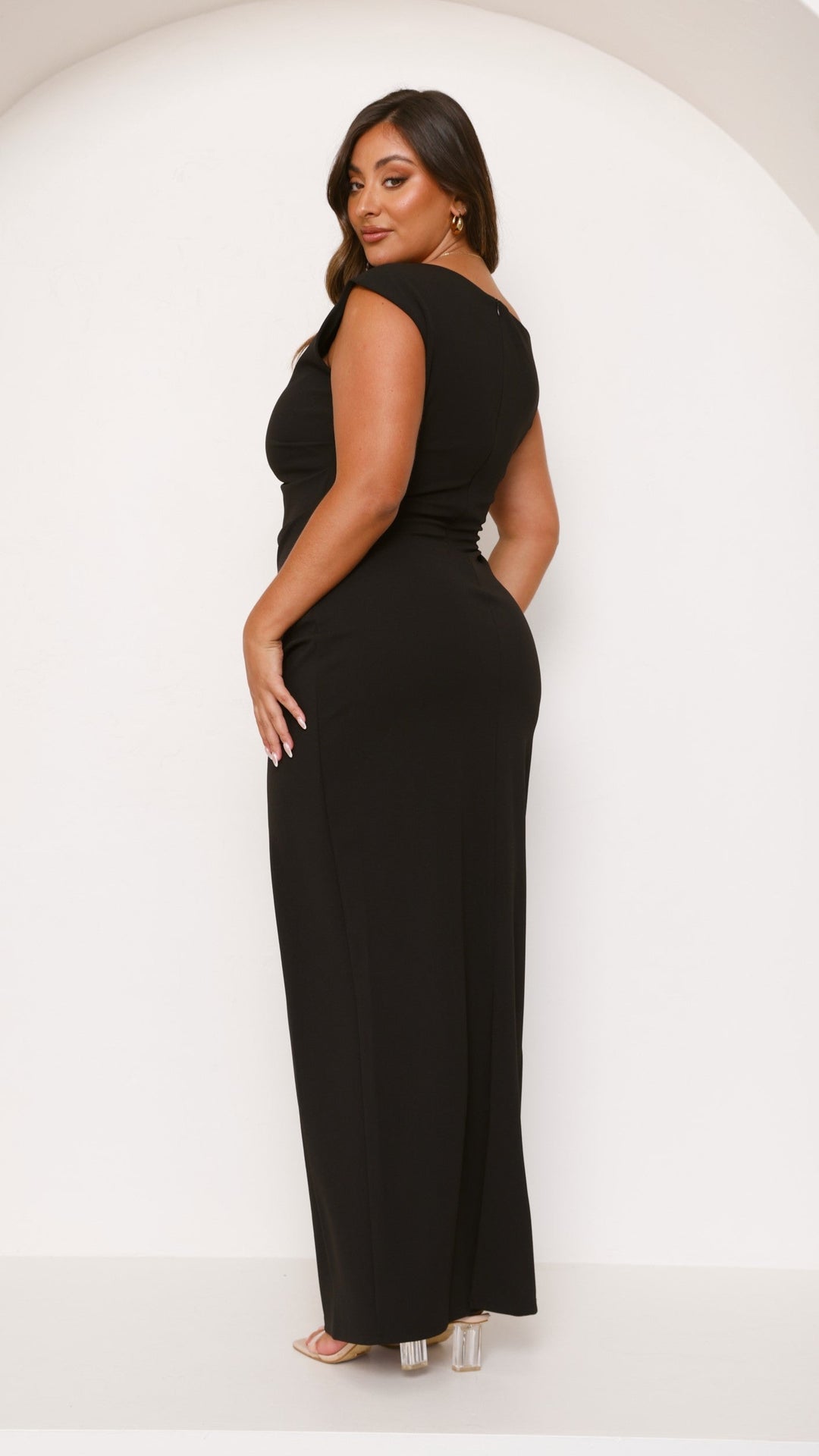Asymmetrisches Maxikleid, elegant, für besondere Abendveranstaltungen.