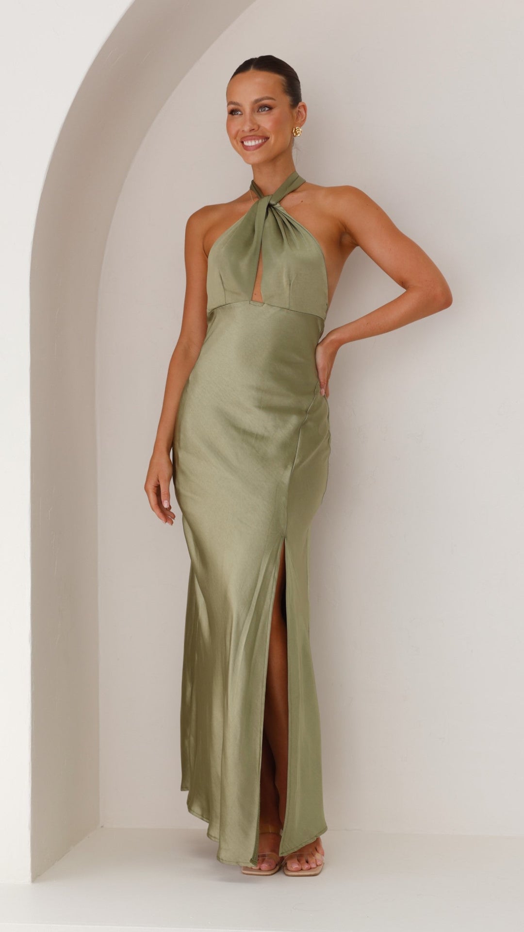 Elegantes grünes Neckholder Maxikleid für Damen, perfekt für besondere Anlässe und Abende.