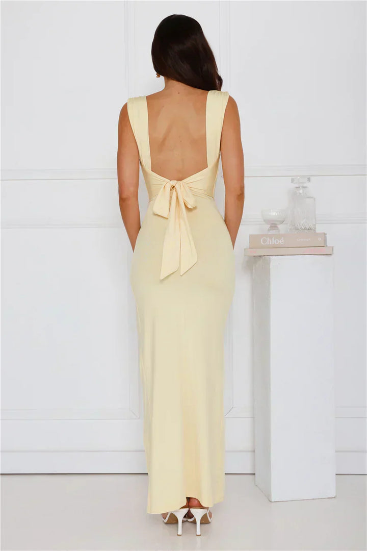Frauen-Abendkleid, elegant & figurbetont, mit Seitenschlitz und dezenter Schleife hinten, für Abendevents.