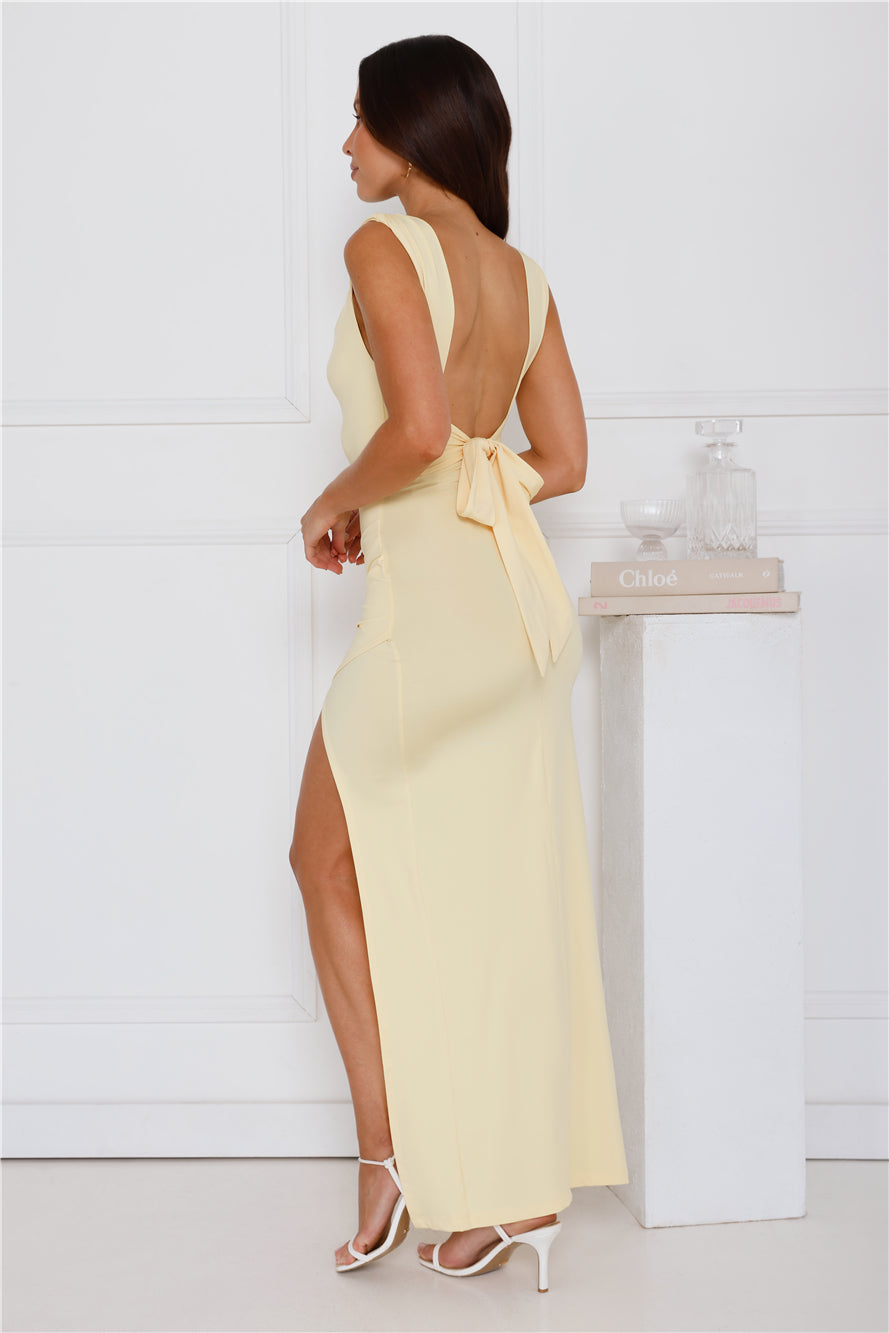 Edles Damenkleid für besondere Anlässe, lang, mit Seitenschlitz und raffinierter Schleife am Rücken.
