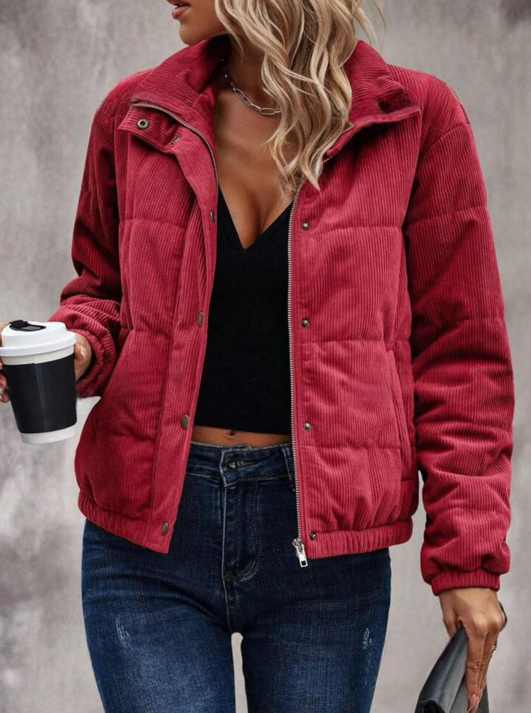 Hochwertige Damenjacke mit Rollkragen, locker & bequem, ideal für die kühle Übergangszeit.