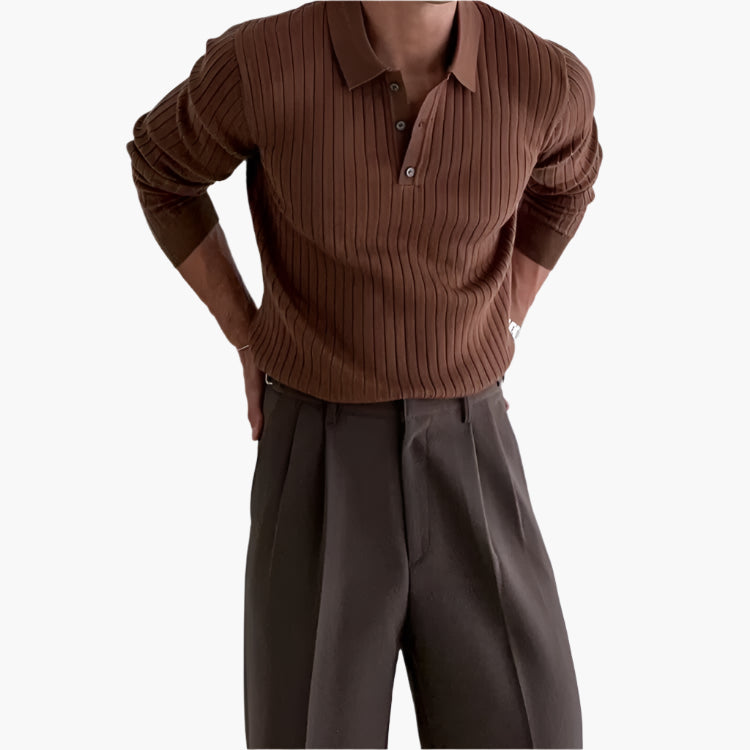 Rückenansicht des eleganten Herren-Langarm-Poloshirts. Komfortabler Strick mit dezenter Rippstruktur.