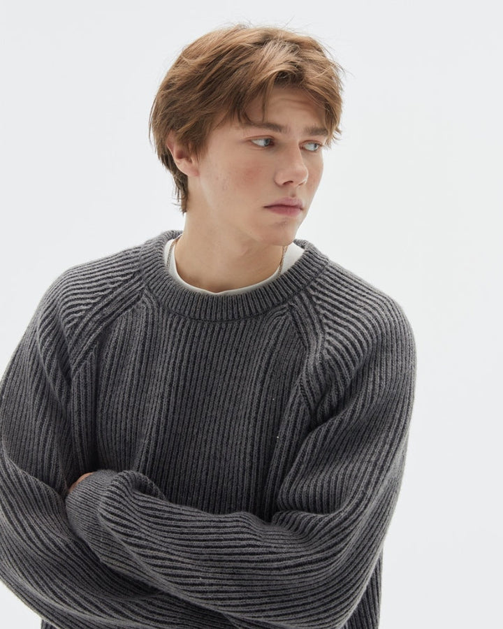 Stilvoller grauer Herren Rundhals Pullover mit lockerer Passform für Komfort & modernen Casual Look.