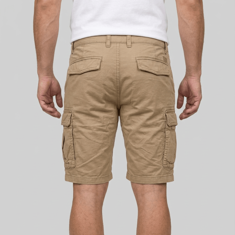 Khakifarbene Herrenshorts, casual und bequem, mit Gürtelschlaufen und Seitentaschen für den Sommer.