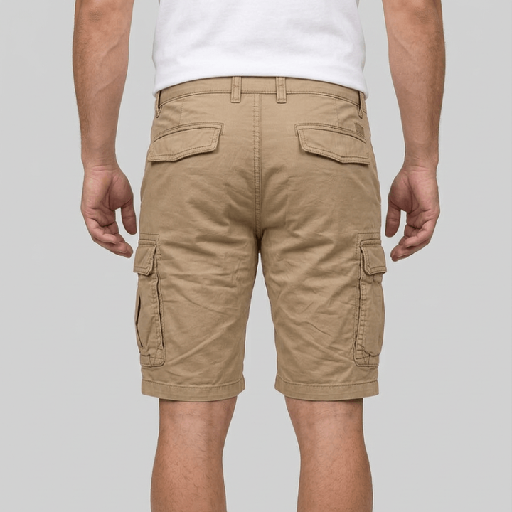 Khakifarbene Herrenshorts, casual und bequem, mit Gürtelschlaufen und Seitentaschen für den Sommer.