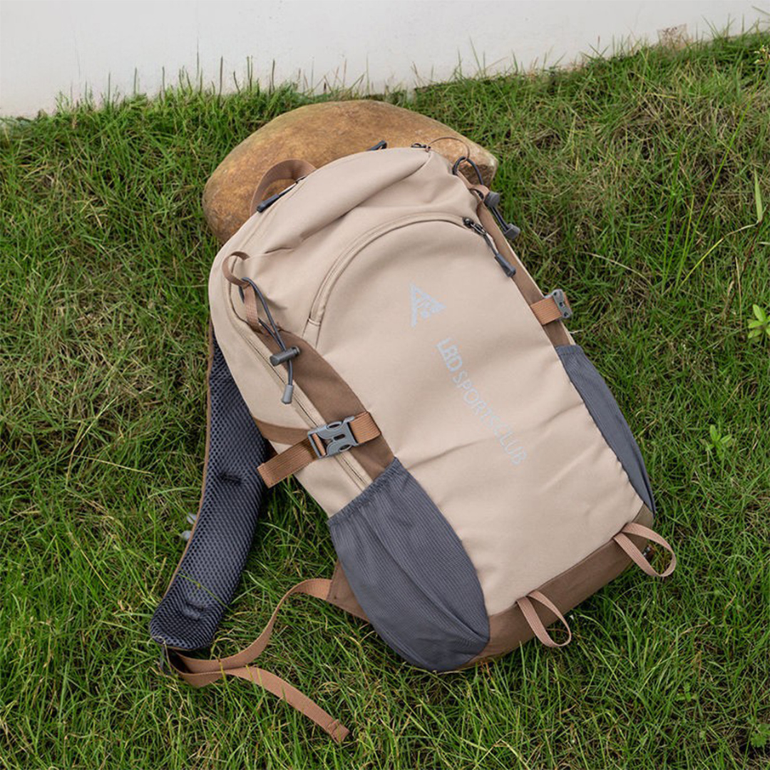 Beiger 40L Trekkingrucksack, leicht, unisex & wasserdicht, perfekt für Ihr nächstes Outdoor-Abenteuer.