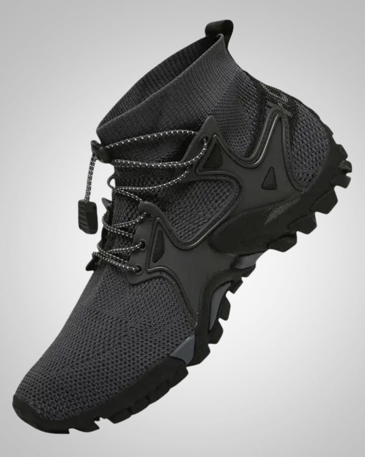 Schwarze orthopädische Wanderschuhe, unisex, mit dicker Profilsohle für Dämpfung und Komfort im Gelände.
