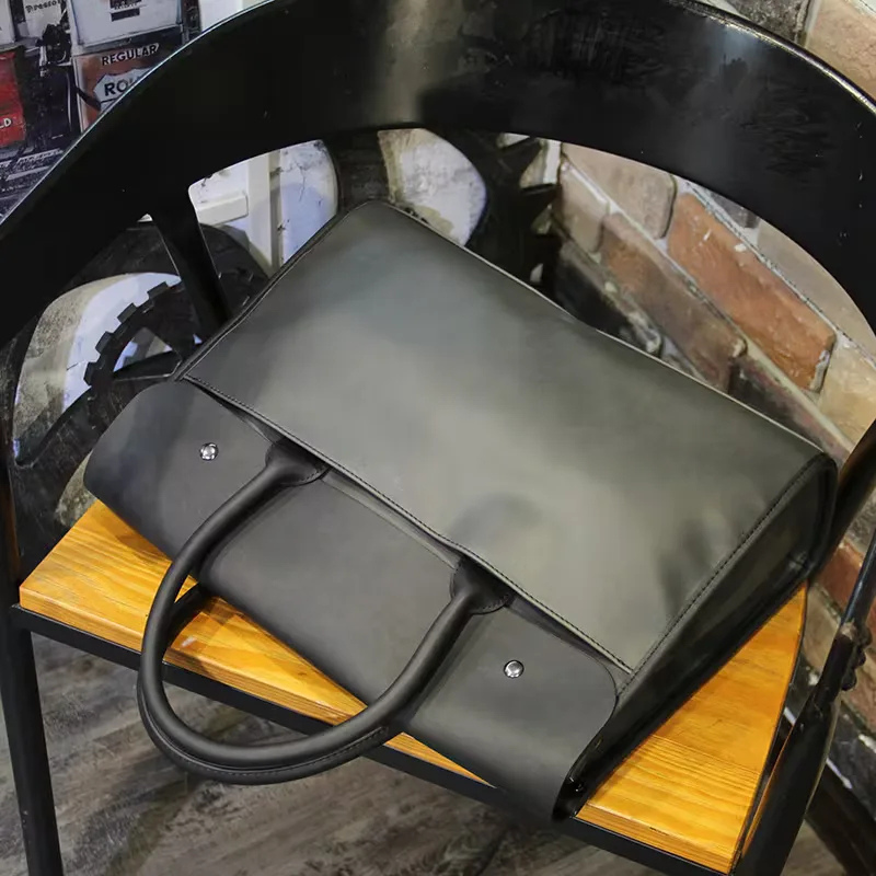 Vielseitige Herren Pendlertasche aus Leder, grau. Robuste Arbeitstasche mit verstellbarem Schulterriemen.