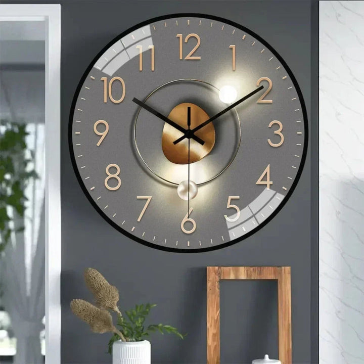 Schlichte digitale QuietEdge Wanduhr mit energieeffizientem, batteriebetriebenem Mechanismus; leichte Montage.