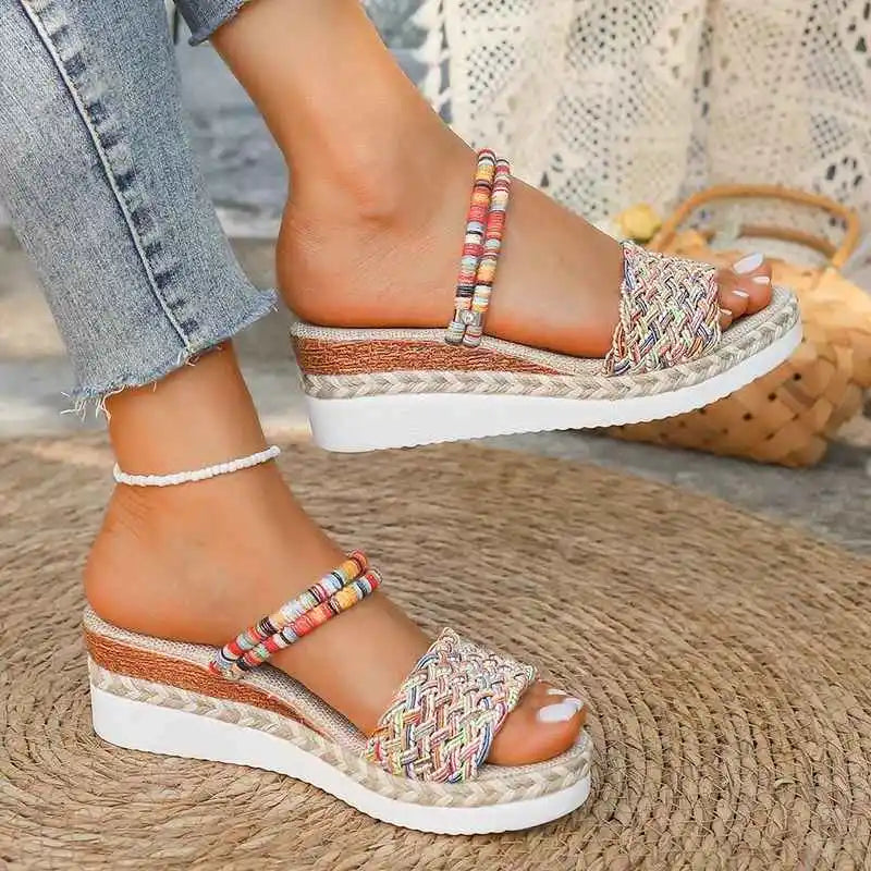 Damen Urlaubssandalen Bunt: Stylische Keilsandalen mit lebendigem Caro-Muster, bequem und modisch für warme Sommertage.