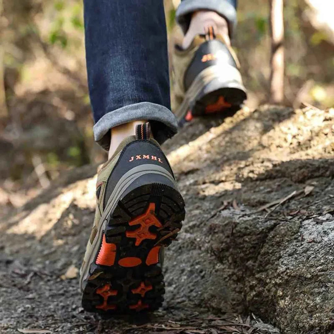 Frontansicht der robusten Unisex Outdoorschuhe. Bereit für jedes Abenteuer auf unterschiedlichem Terrain.