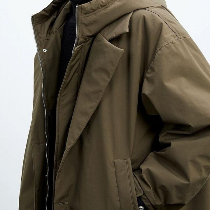 Bequeme wasserdichte Unisex-Jacke mit Kapuze und seitlichen Taschen für optimalen Wetterschutz und Komfort.