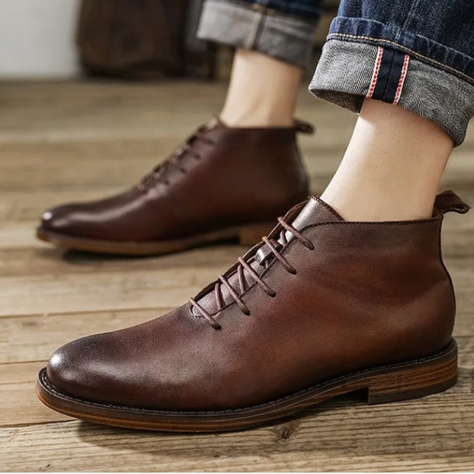 Braune elegante Herrenstiefel mit rutschfester Sohle, ideal für Business Casual und Alltag.