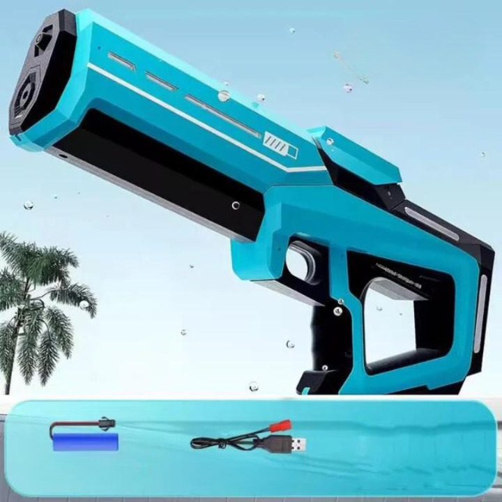 Erwachsene genießen Wasserschlacht mit automatischer Wasserpistole, dem Must-have für sommerliche Outdoor-Aktivitäten.