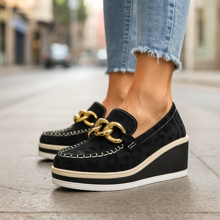 Leopardenmuster Damen Loafer mit goldener Verzierung vorne. Orthopädisch gepolstert für eine bequeme Passform.