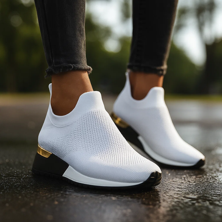 Damen Slip-On-Sneaker mit atmungsaktivem Obermaterial und elegantem Metallic-Akzent für modernen Freizeit-Look.