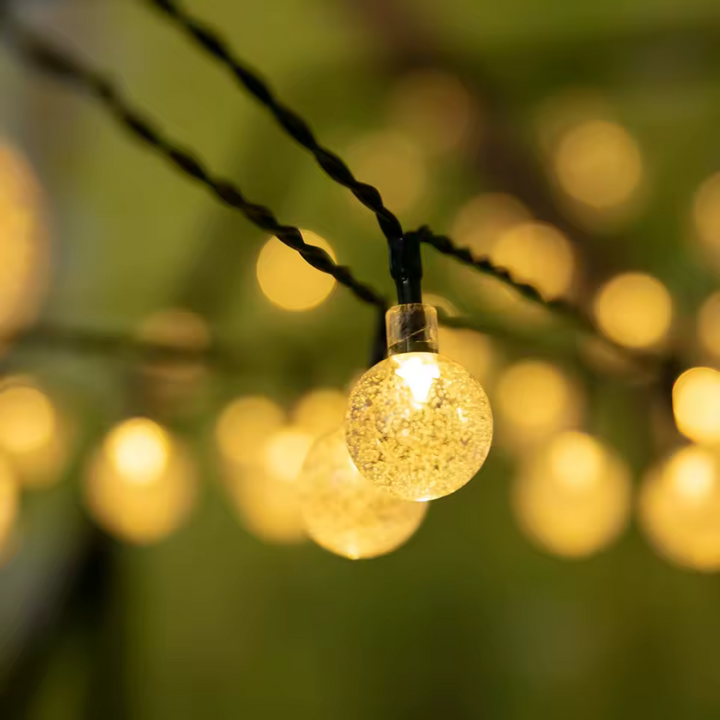 Solarpanel lädt die LED-Kristall-Lichterkette. Umweltfreundliche, kabellose Außenbeleuchtung für Garten und Terrasse.