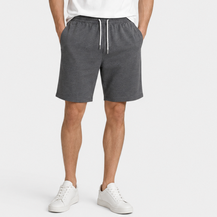Sportliche Herren Jogginghose, entspannter Schnitt, knielang, perfekt für aktive Freizeit.