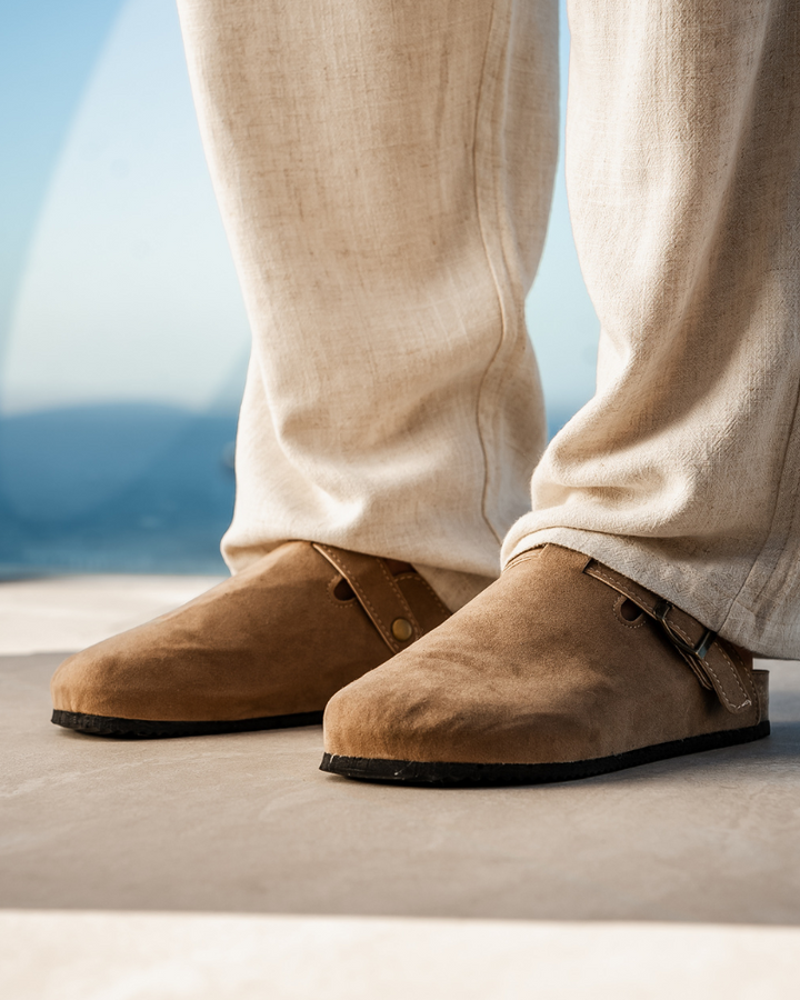 Stilvolle Unisex Clogs mit moderner Steppnaht, setzen modische Akzente als bequeme Alltagsschuhe.