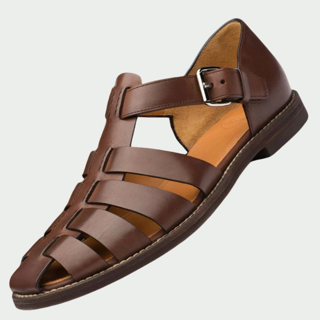 Herren Flache Gladiatoren-Sandalen Weiß. Komfortable Sommerschuhe mit verstellbaren Riemen für perfekten Halt.