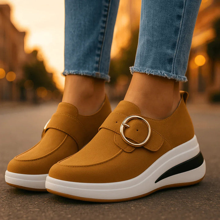 Moderne Damenschuhe mit Keilsohle: bequeme Plateauschuhe mit orthopädischer Unterstützung für den Sommer.