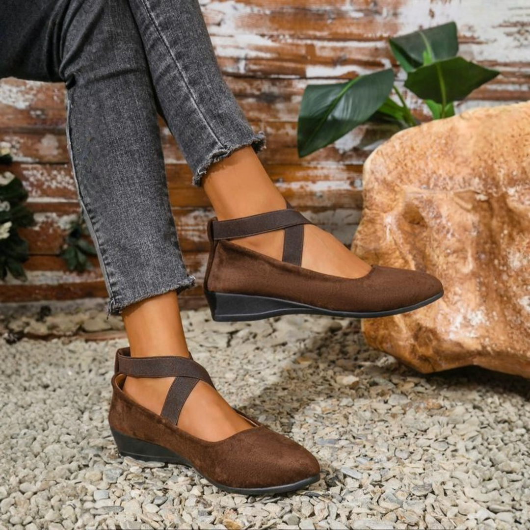 Bequeme Damen-Slipper mit gepolsterter Innensohle & stützendem Keilabsatz. Ideale Sommerschuhe für den Alltag.