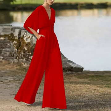 Modischer Damen Jumpsuit mit weitem Bein in leichtem Stoff. Ärmelloser Overall, ideal für sommerliche Tage und Abende.