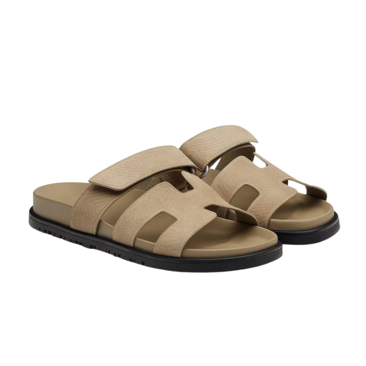 Leichte Damensandalen für warme Tage. Die perfekten flachen Sommerschuhe mit offenem Zehenbereich.