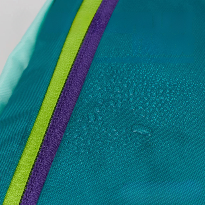 Funktionale wasserabweisende Kompakttasche, unisex, als praktisches Reisezubehör.