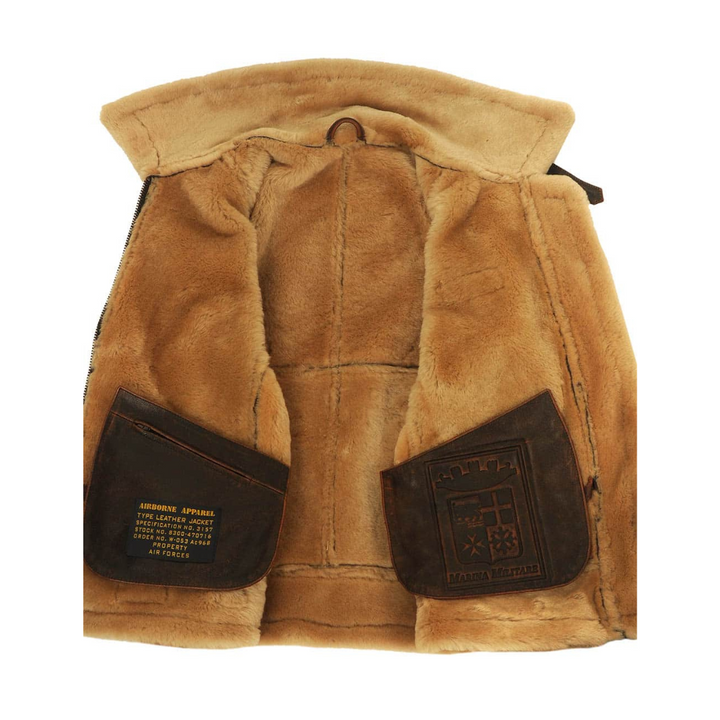 Männliches Model trägt modische Herren Bomberjacke, Streetwear-Look.
