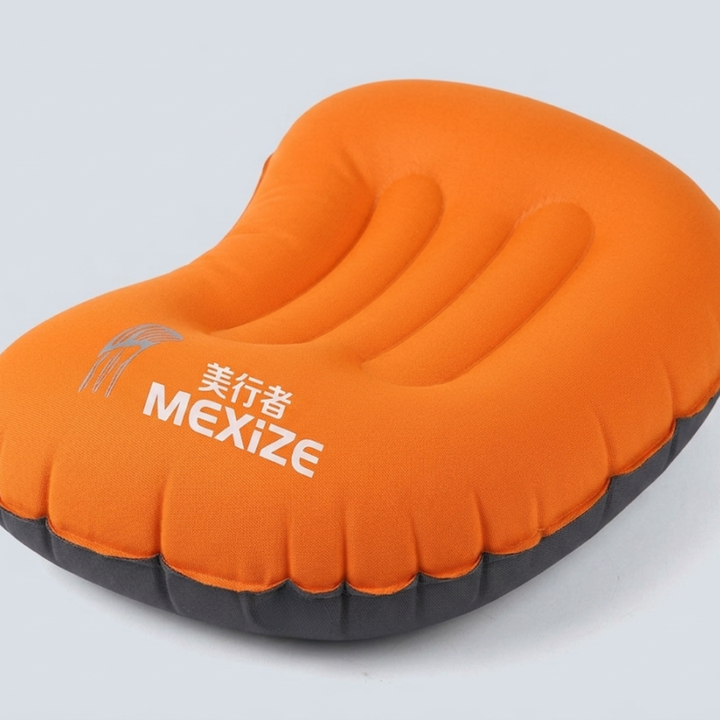Detailansicht: Ergonomisch geformtes, ultraleichtes Outdoorkissen. Aufblasbar für besten Schlafkomfort auf jeder Reise.