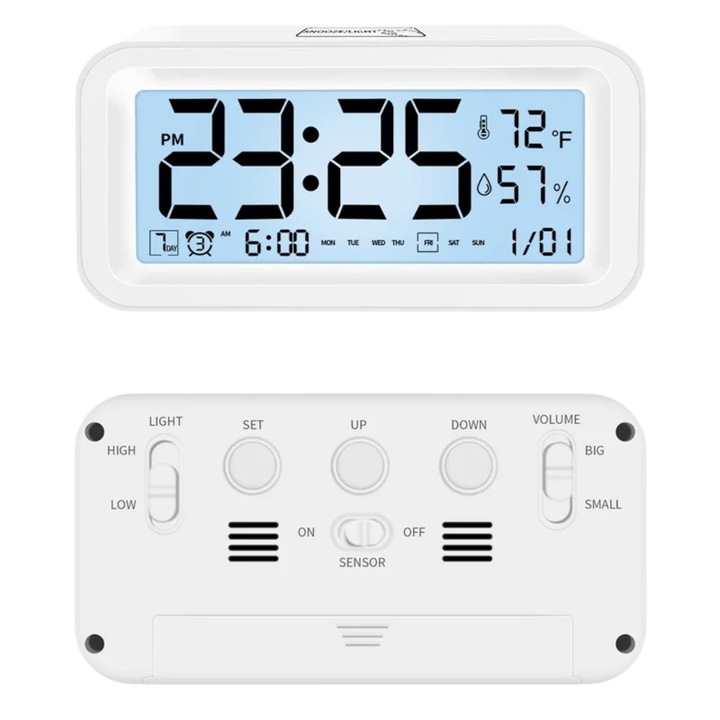 Weißer Digitalwecker für Büro oder Schlafzimmer. LED-Anzeige zeigt Zeit, Temperatur und Luftfeuchtigkeit.