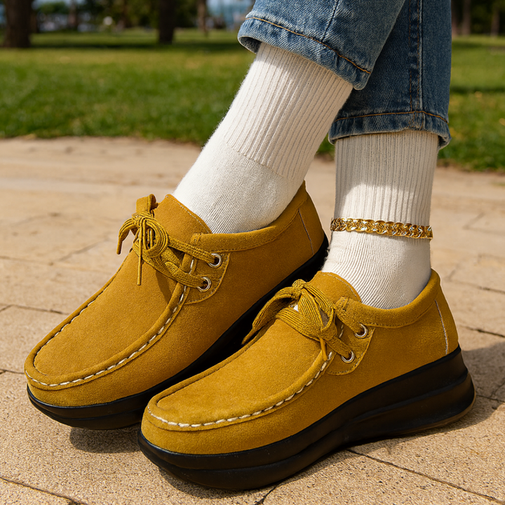 Damen Sneakers am Fuß, bequeme Alltagsschuhe für sportliche Aktivitäten & Freizeit. Rutschfeste Damenschuhe.