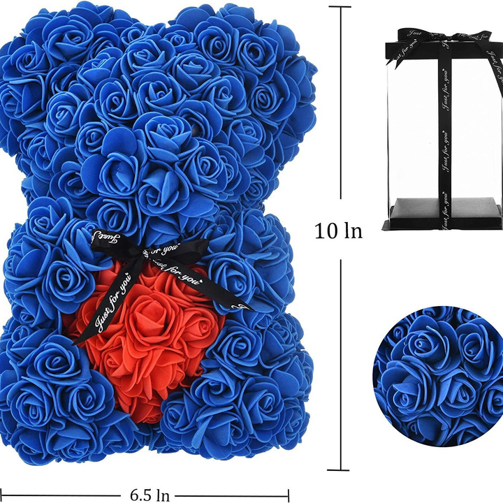 Nahaufnahme des roten Rosenbären, zeigt die feinen Schaumstoffrosen. Romantische und detailreiche Heimdekoration.