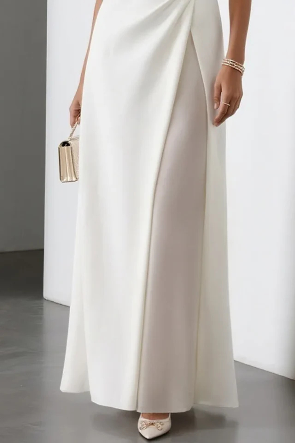 Schickes ärmelloses weißes Maxikleid für Damen mit Boote-Ausschnitt. Perfektes, elegantes Hochzeitsgastkleid.
