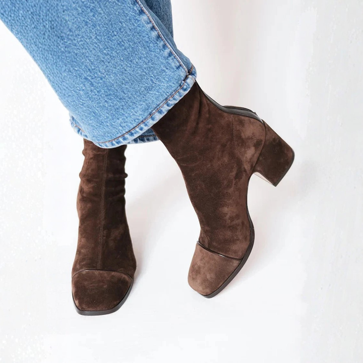 Braune Damen Komfort Stiefeletten mit stabilem Blockabsatz. Elegante Ankle Boots für den Alltag.