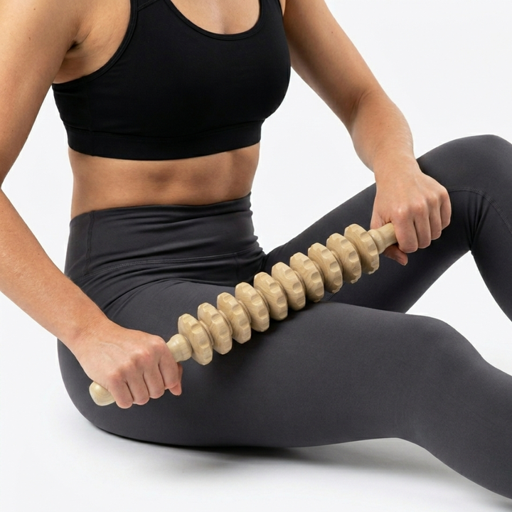 Glatt geschliffene Holzrolle, gebogen, zur sanften Massage & Verbesserung des Hautbildes.