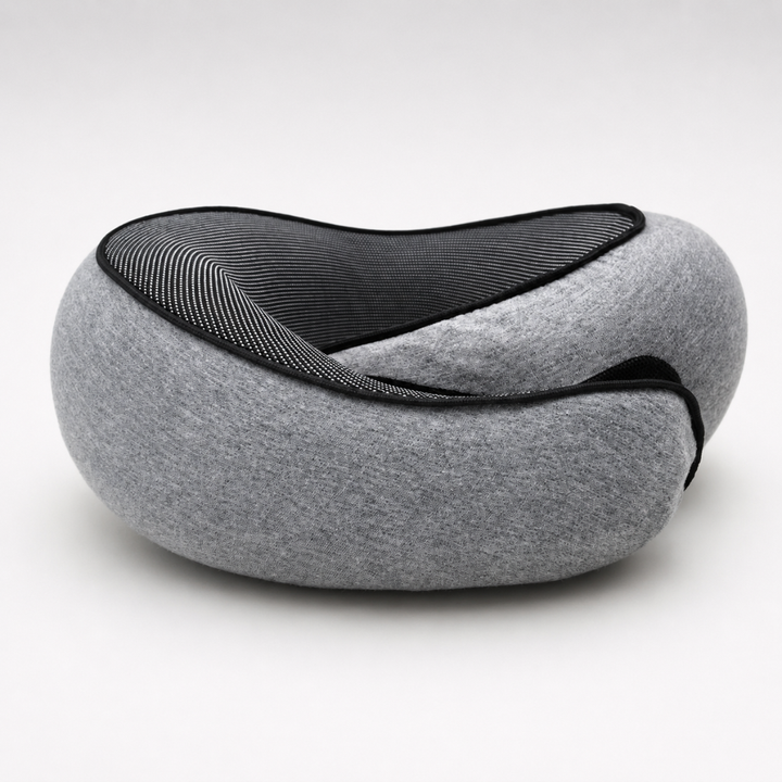Ergonomisches Reisekissen aus Memory Foam, passt sich dem Nacken an für maximalen Halt und Komfort.