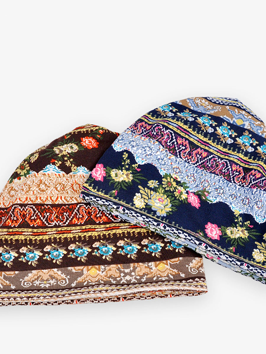 Ganze Ansicht der Damen Slouchy Beanie Kappe mit Blumenmuster, perfekt für Übergangswetter.