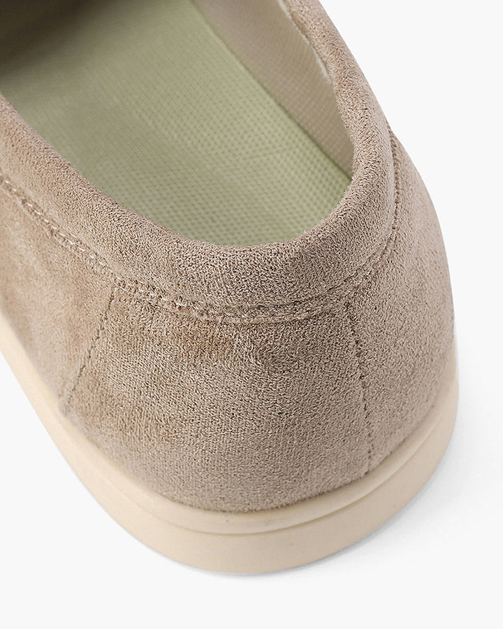 Hochwertige Unisex-Slipper mit charakteristischer Steppnaht, braun.