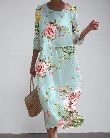 Frau entspannt im Freien in einem bequemen, luftigen Damen Blumenkleid. Ideales Urlaubskleid für den Sommer.