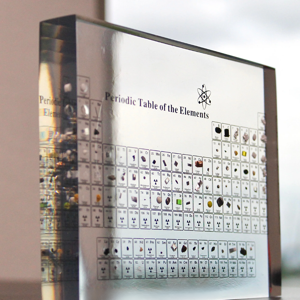 Detailreiches Periodensystem mit echter Elementesammlung. Perfekt zum Lernen & als einzigartiges Geschenk.