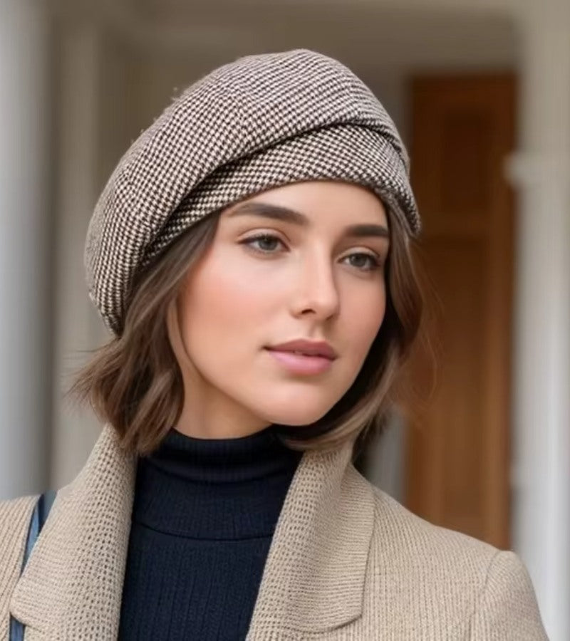 Modisches Damen Barett, kariert, als stilvolles Herbst- & Winter-Accessoire. Französische Eleganz für jede Frau.